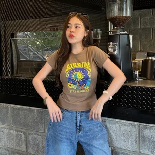 🌈SpinnyHouse🌈เสื้อยืด ทรงเข้ารูป สกรีนลายแน่นๆเท่ๆ ใส่แล้วดูผอม เสื้อเอวคอด ผ้าร่องยืดรุ่น แครอท พระอาทิตย์เหลือง