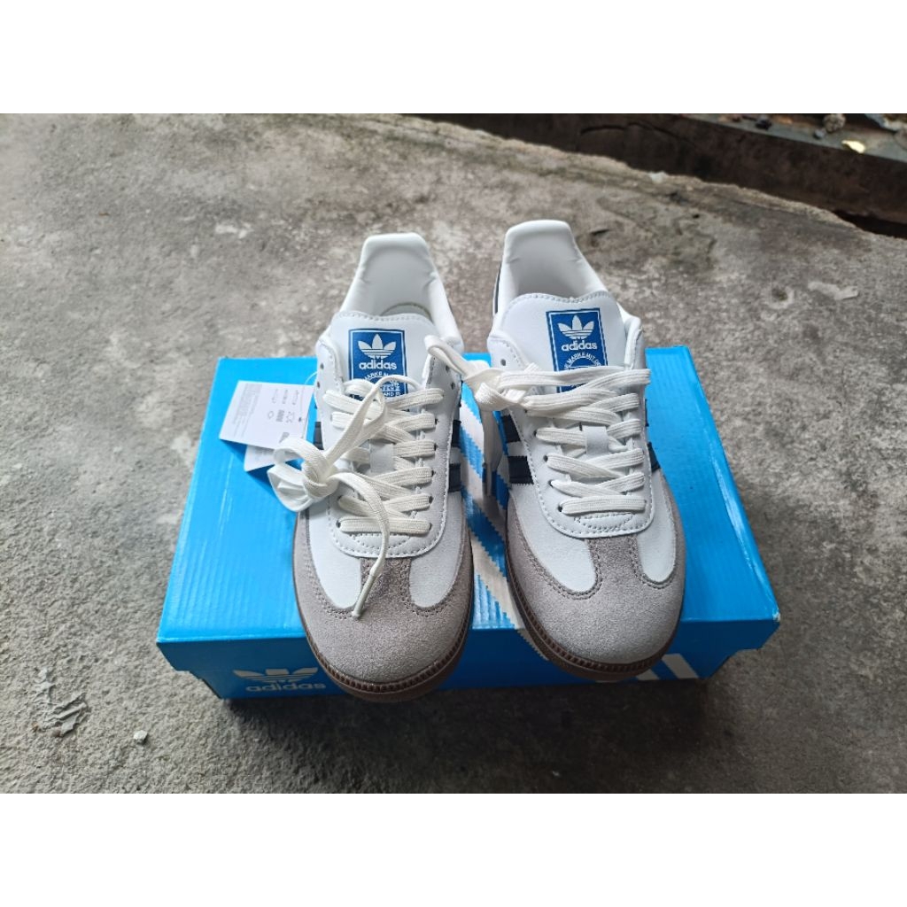 รองเท้าลำลอง Adidas zamba สีขาว