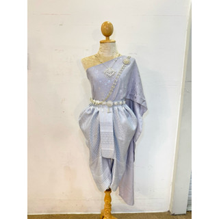 ชุดไทยโจงกระเบนสีเทา สไบลายเงางาม แมตท์โจงไหมทอเทาอ่อน สวยหร…