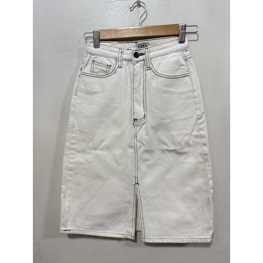 กระโปรงยีนส์สีขาวแบรนด์Liza studio ไซด์xs มือสองสภาพดี