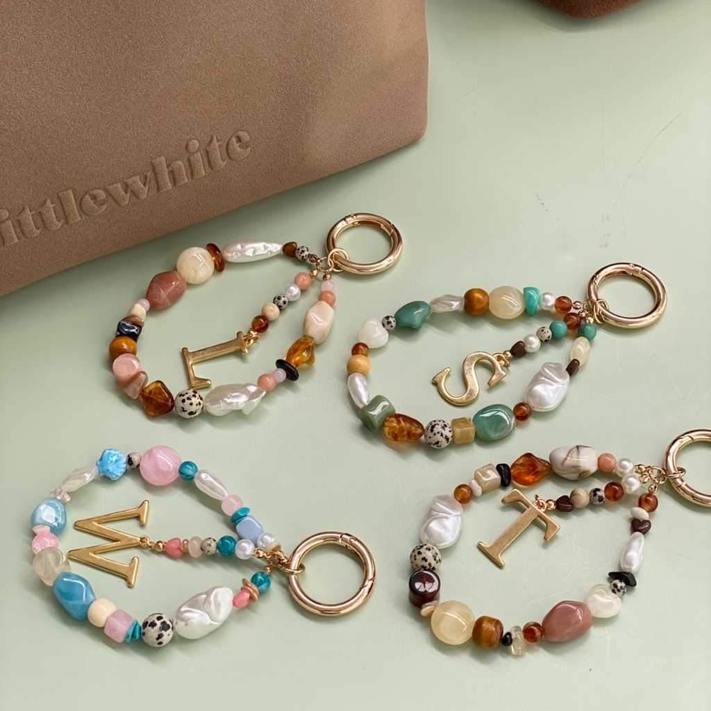 Littlewhitestore Bag charm พวงกุญแจลูกปัด (เลือกตัวอักษร A-Z ได้)