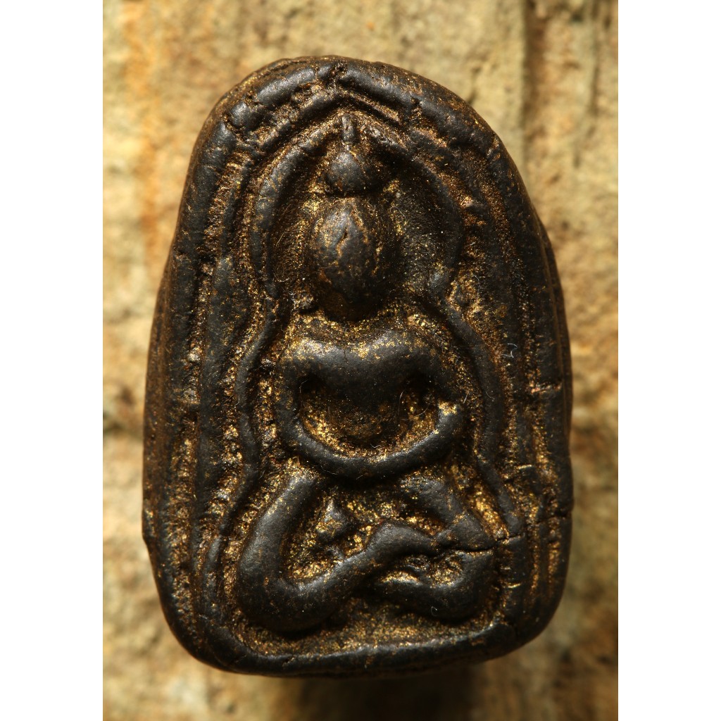 พระพิมพ์ซุ้มแหลม เนื้อผงยาวาสนาจินดามณี ด้านหลังมีจารเฑาะว์มหาพรหม เนื้อผง รหัส sep29-07