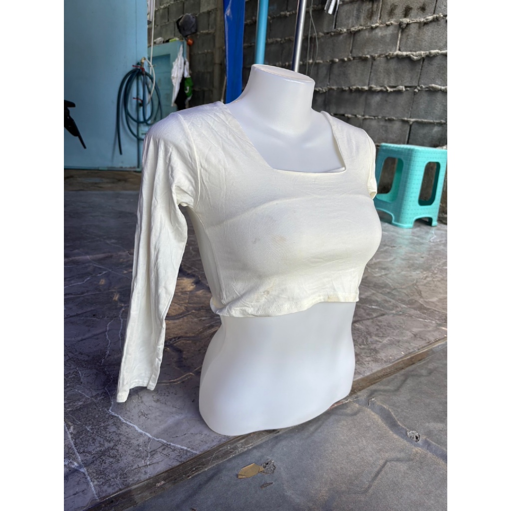 สินค้ามีตำหนิ เสื้อมือ1 มีรอยเปื้อนเล็กน้อยสำหรับคนที่รับได้ เสื้อครอปคอเหลี่ยมแขนยาว เอวลอย (ผ้าเรย่อน)