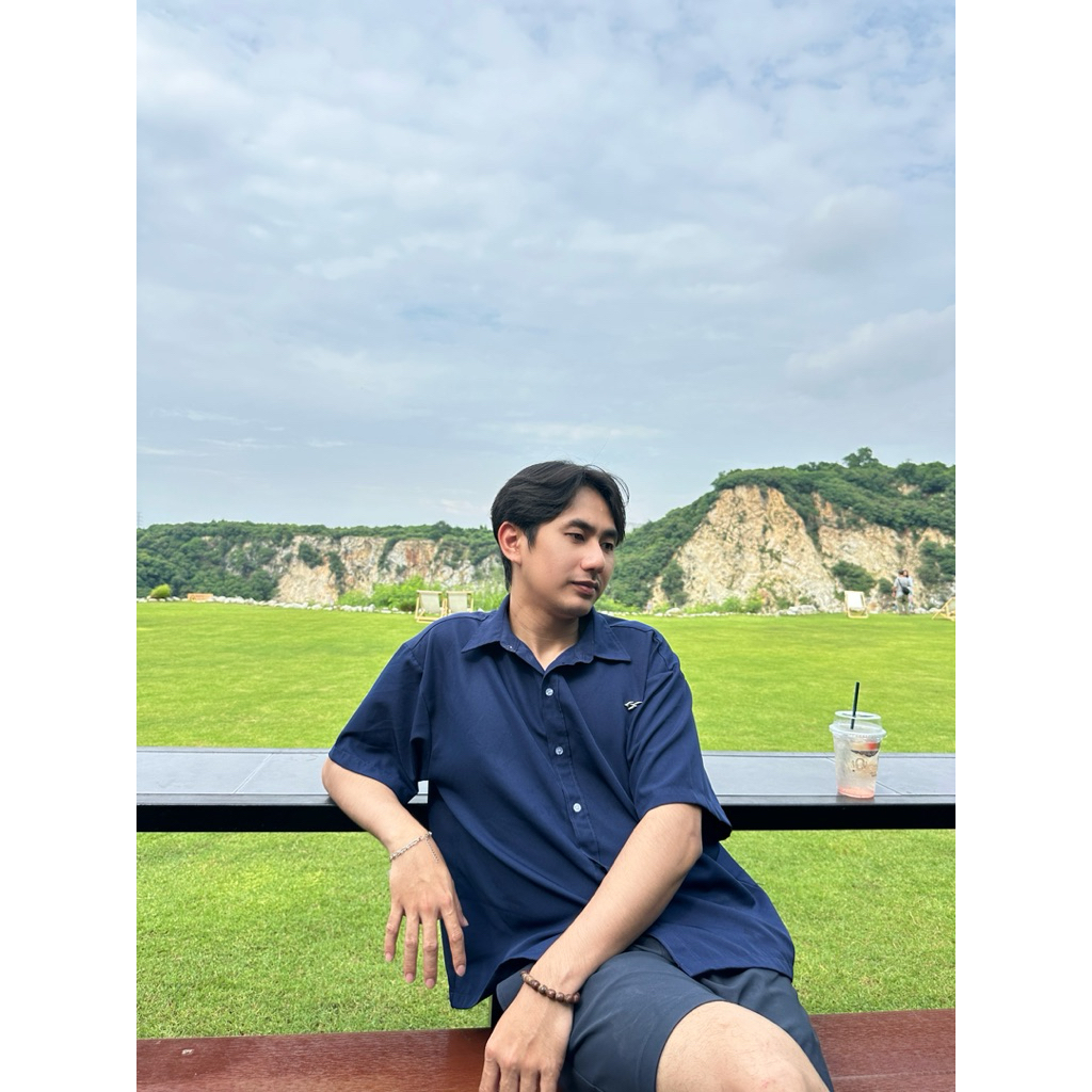 ปล่อยต่อเสื้อของ Karants เสื้อเชิ้ตสีพื้นโลโก้โลหะ ผ้า cotton