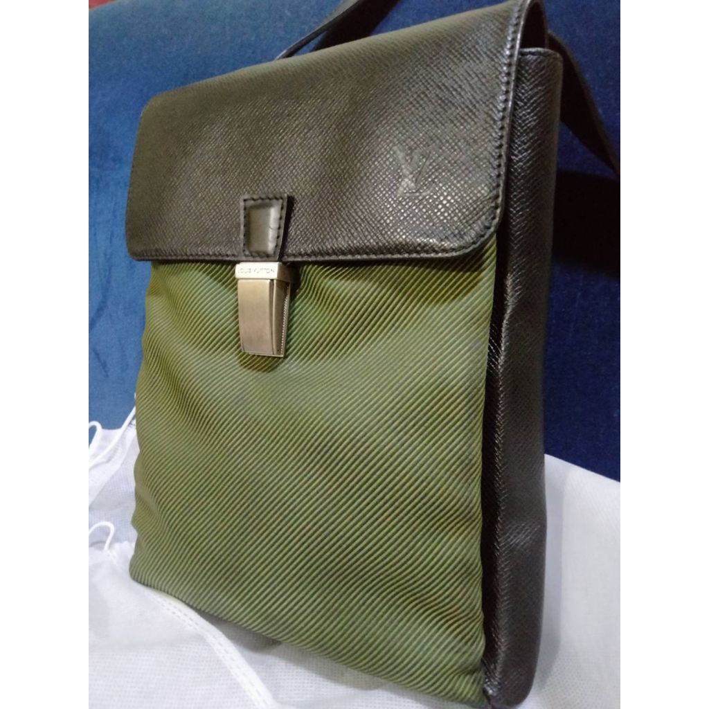 กระเป๋าcrossbody LV แท้ มือสอง