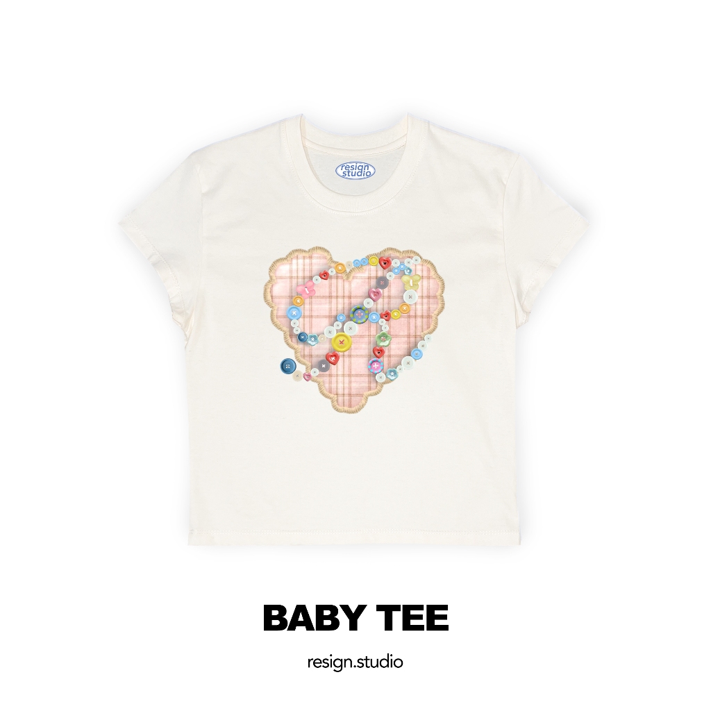resign.studio - Baby tee ลาย Heart Button