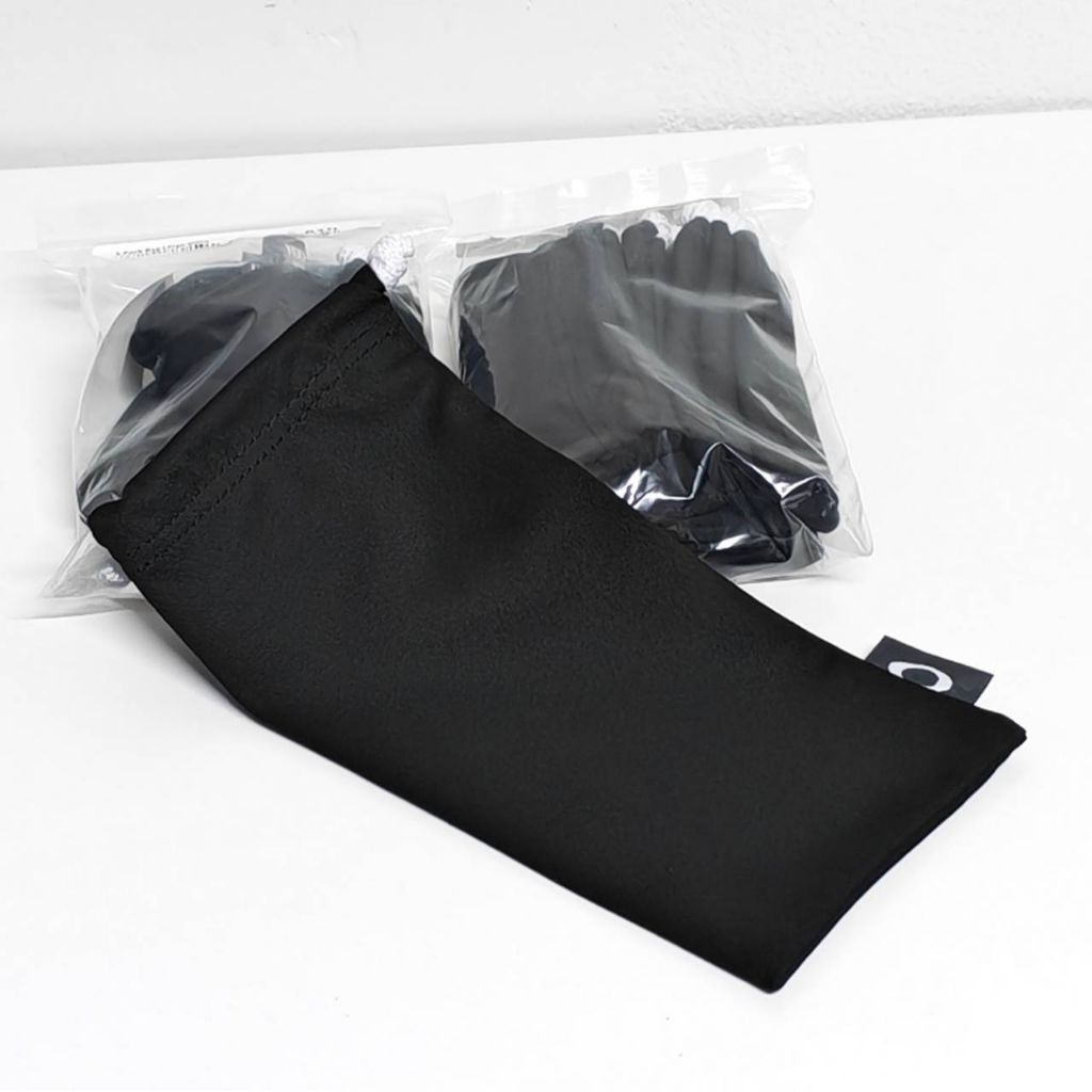 ถุงผ้าไมโครไฟเบอร์ Oakley แท้ สีดำ ใส่แว่นได้ เช็ดเลนส์ได้