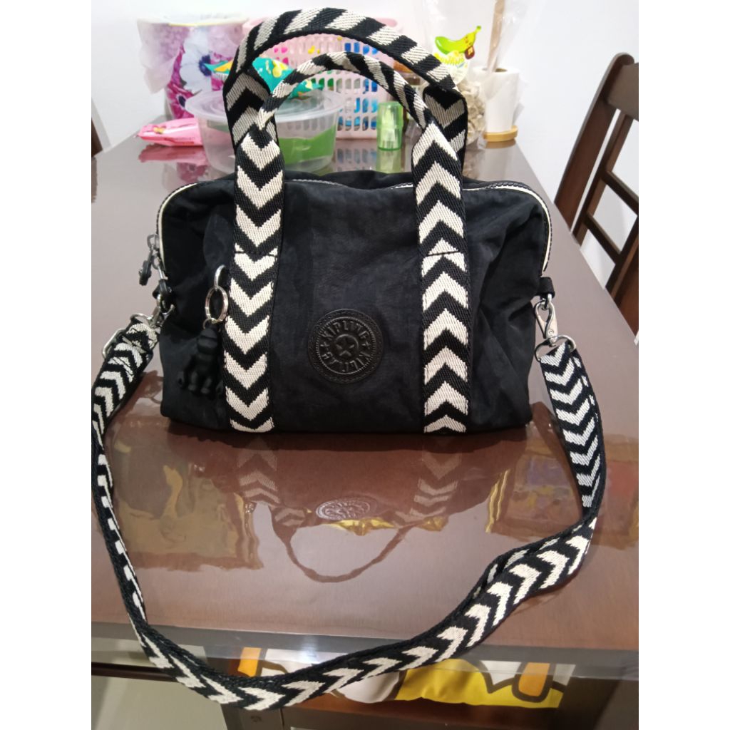 กระเป๋าถือมีสายสะพายKIPLINGมือสอง(แท้)สภาพดี