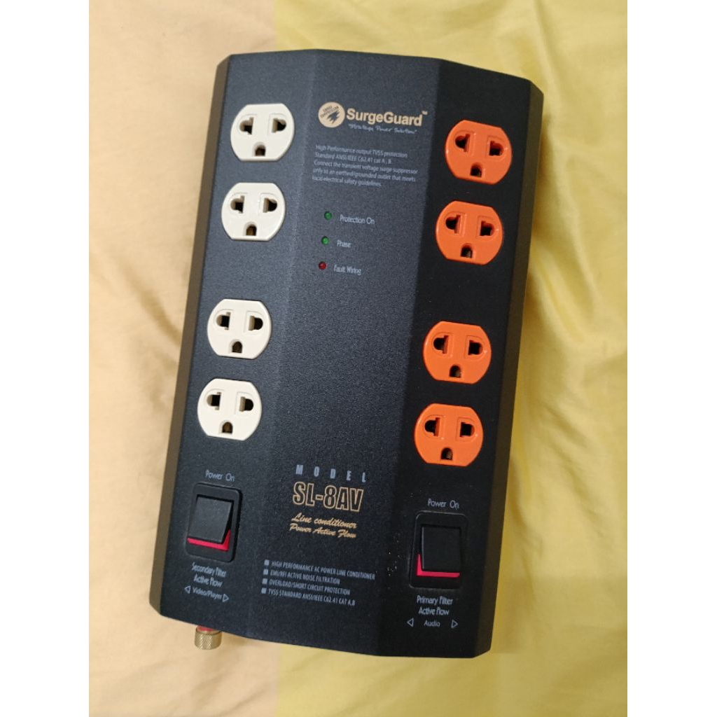 เครื่องกรองกระแสไฟฟ้า (Line Conditioner) รุ่น SurgeGuard SL-8AV มือสอง