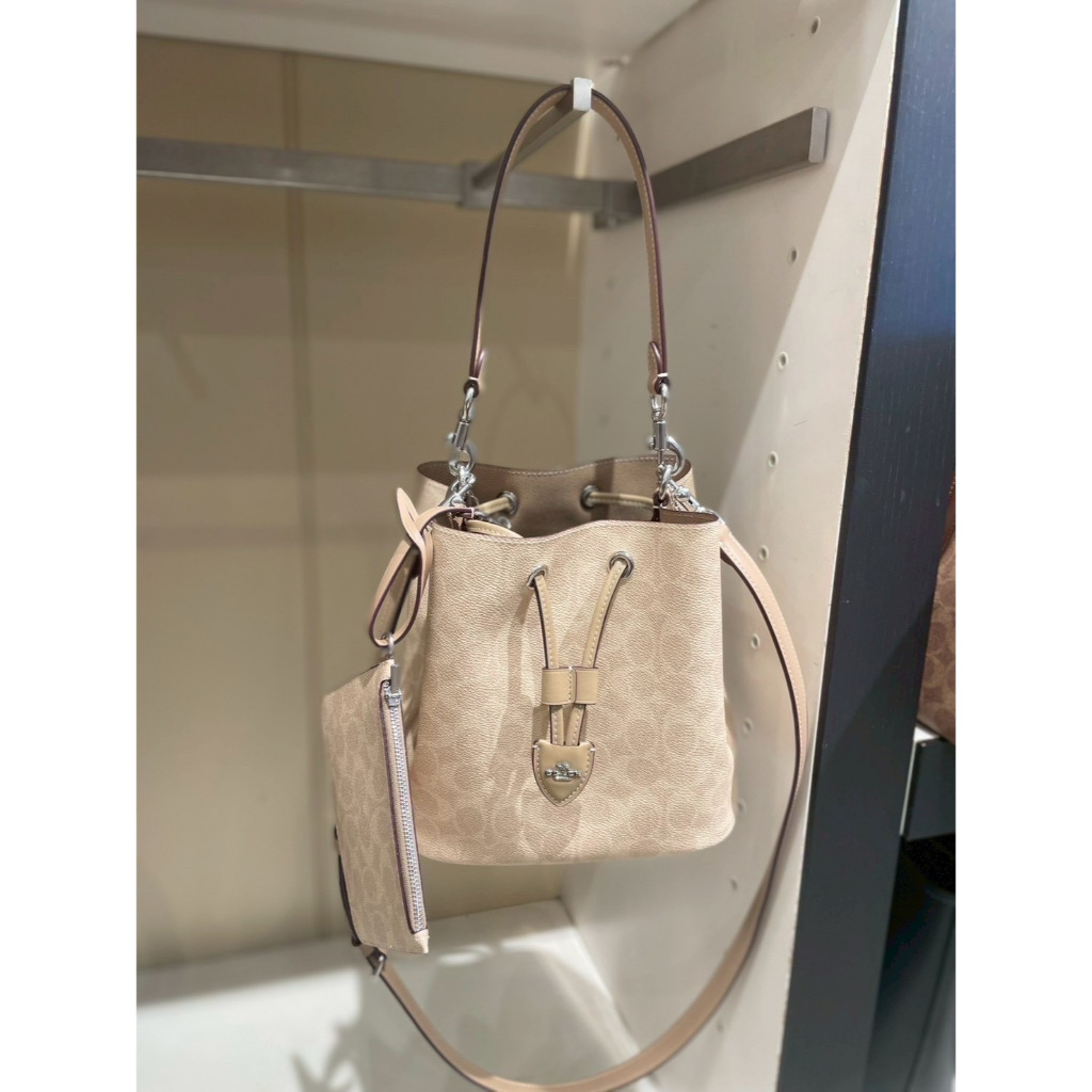 ✨พร้อมส่งในไทย ของแท้ 100 % ✨ กระเป๋า COACH CBH07 Coach Rowan Bucket Bag In Signatur