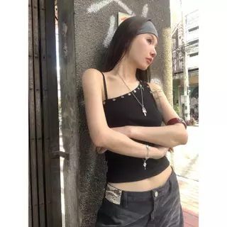 L'NADA【พร้อมส่ง】เสื้อครอปสายเดี่ยวตกแต่งห่วงรอบคอเสื้อ Stud glam(A141)