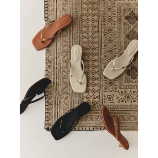 Beverly Heels - รองเท้าแตะคีบส้นเตี้ย สูง 1.5 นิ้ว แต่งโลโก้เงิน SS