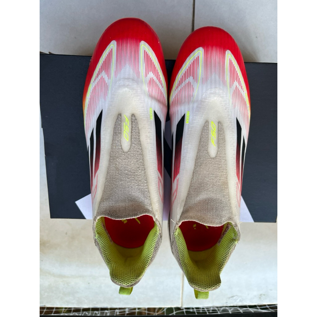 สตั๊ดไร้เชือก รุ่น F50 LEAGUE LL FG/MG J JH7743 ปี 2025