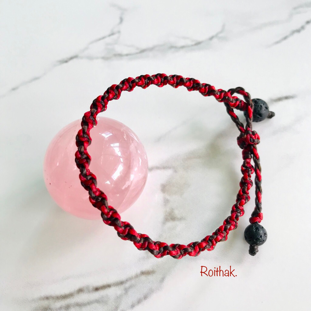 สร้อยข้อมือ Handmade เชือกเทียนถักลาย Twist Cobra สีแดงสลับลายสีน้ำตาลไหม้ แต่งด้วยหินลาวา