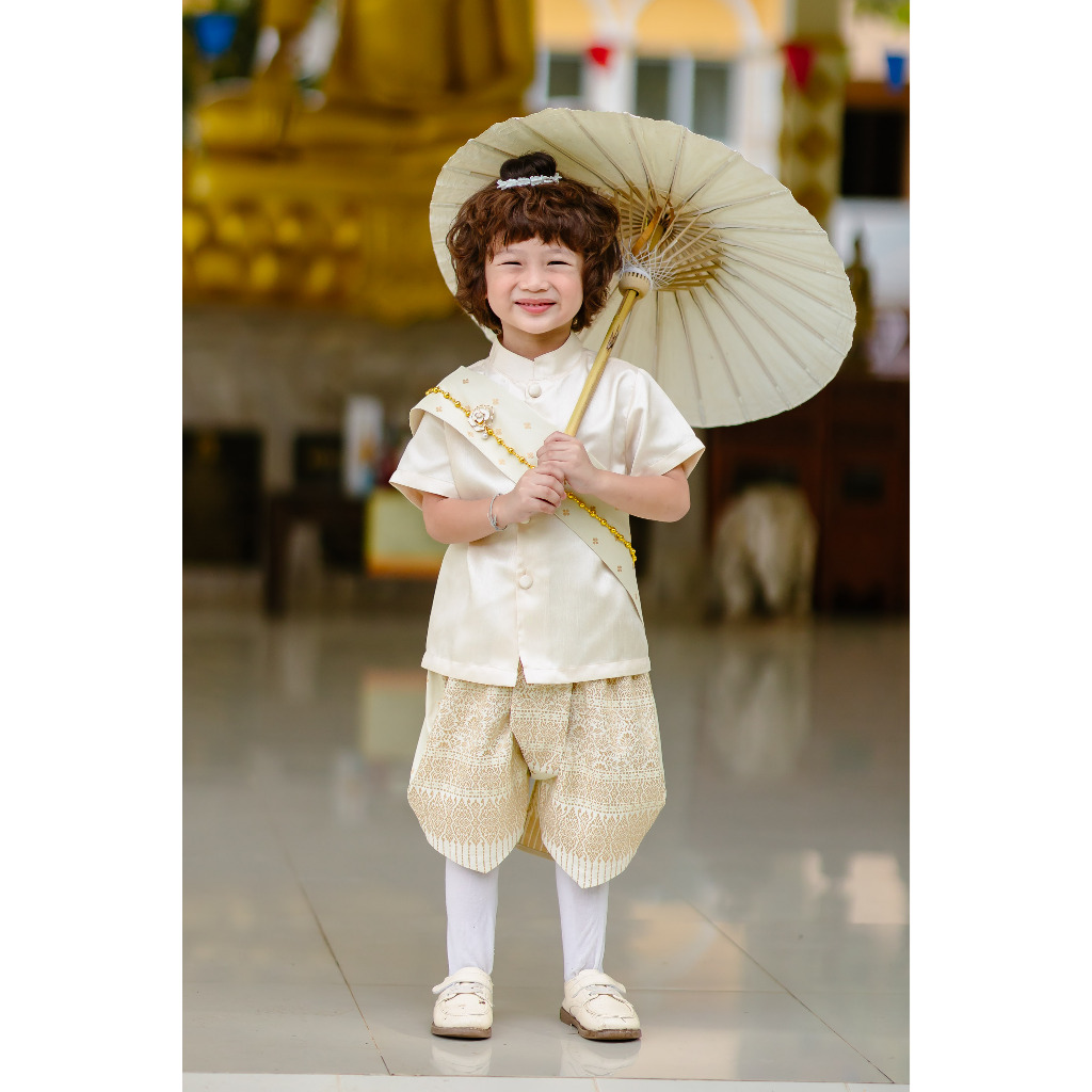 ชุดไทยเด็กชายสีไข่ไก่ครีม เรียบง่ายแต่สง่างาม โจงกระเบนผ้าไหมทอสีเข้าชุด พร้อมเสื้อแขนสั้น