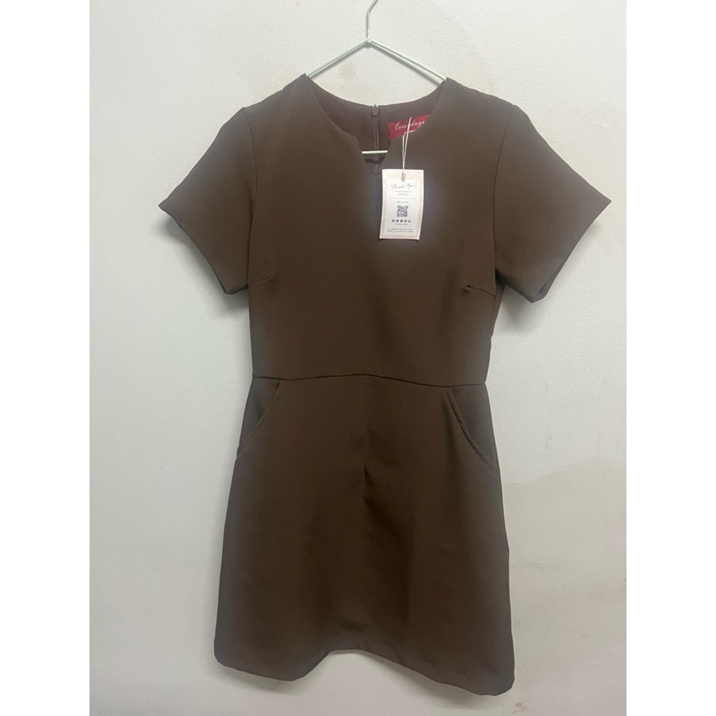 ส่งต่อเดรสของแบรนด์ runway สีน้ำตาล