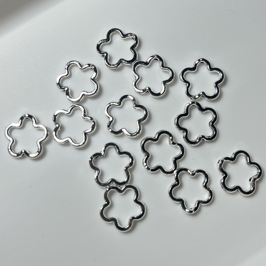 จี้ดอกไม้โลหะ รูร้อยบนล่าง 4ชิ้น