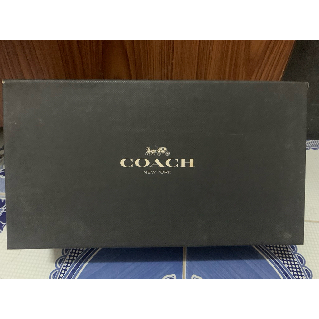 กล่องรองเท้า coach สีดำ