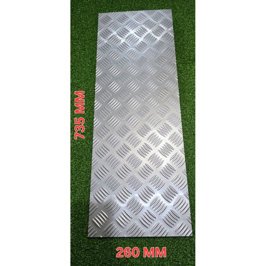 แผ่นเรียบ สแตนเลส 304 ปั๊มนูนลายตีนเป็ด ขนาด 260mm X 735mm (สามารถสั่งตัดตามขนาดลูกค้าได้)