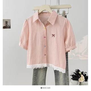 Chili Koko เสื้อเชิ้ตคอปกลายทางแนวตั้งเย็บลูกไม้แขนสั้นผู้หญิงฤดูร้อน สีใหม่เสื้อแขนสั้นติดกระดุมแถวเดียวไหล่เดียว W635