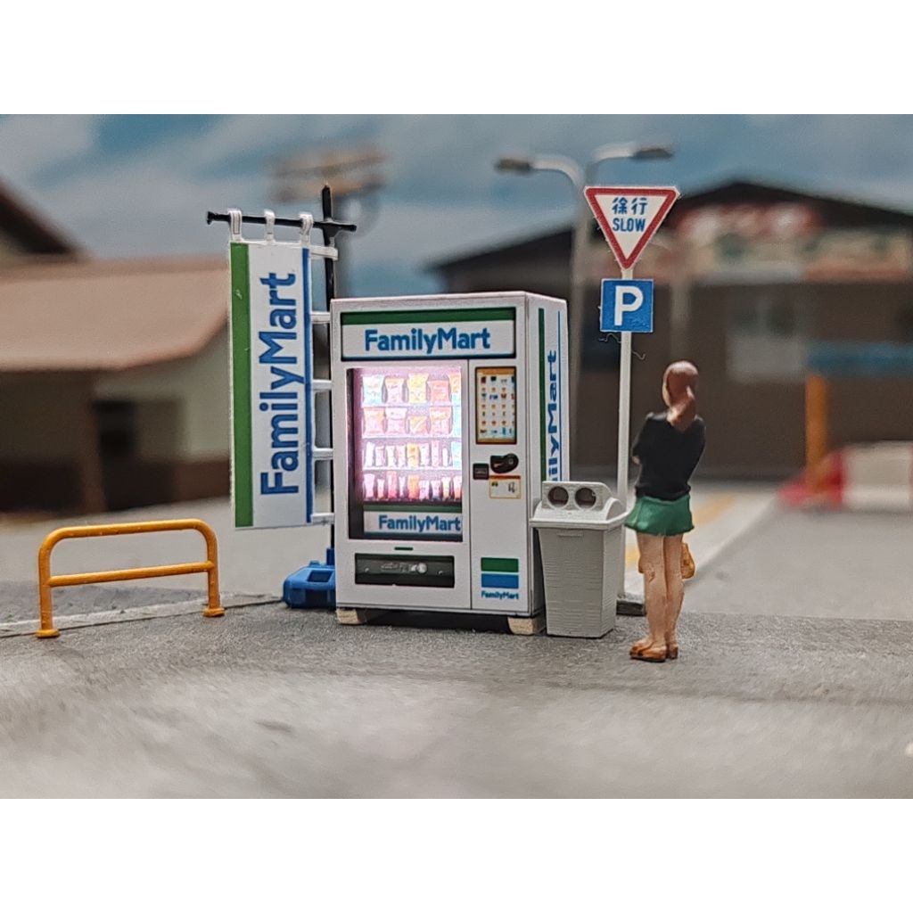 ตู้กดน้ำ​ Family​Mart​ สเกล1/64​+ธงญี่ปุ่น​+ถังขยะญี่ปุ่น​