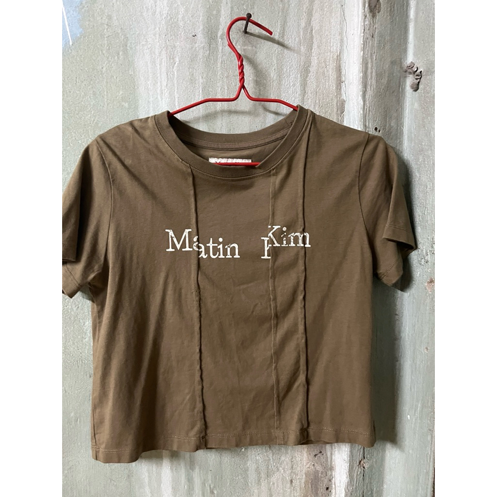 เสื้อยืด Martin Kim สีเขียวขี้ม้า มือสอง ทรงคอป