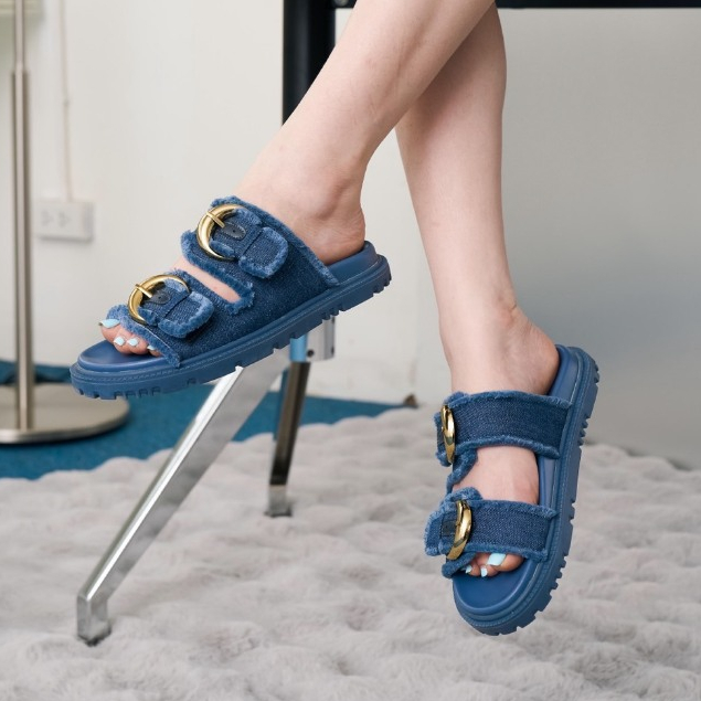 CCS รองเท้าแตะยีนส์สายคู่ ใส่สบายพื้นหนานุ่ม รองรับน้ำหนักได้ดี ข็มขัดทอง