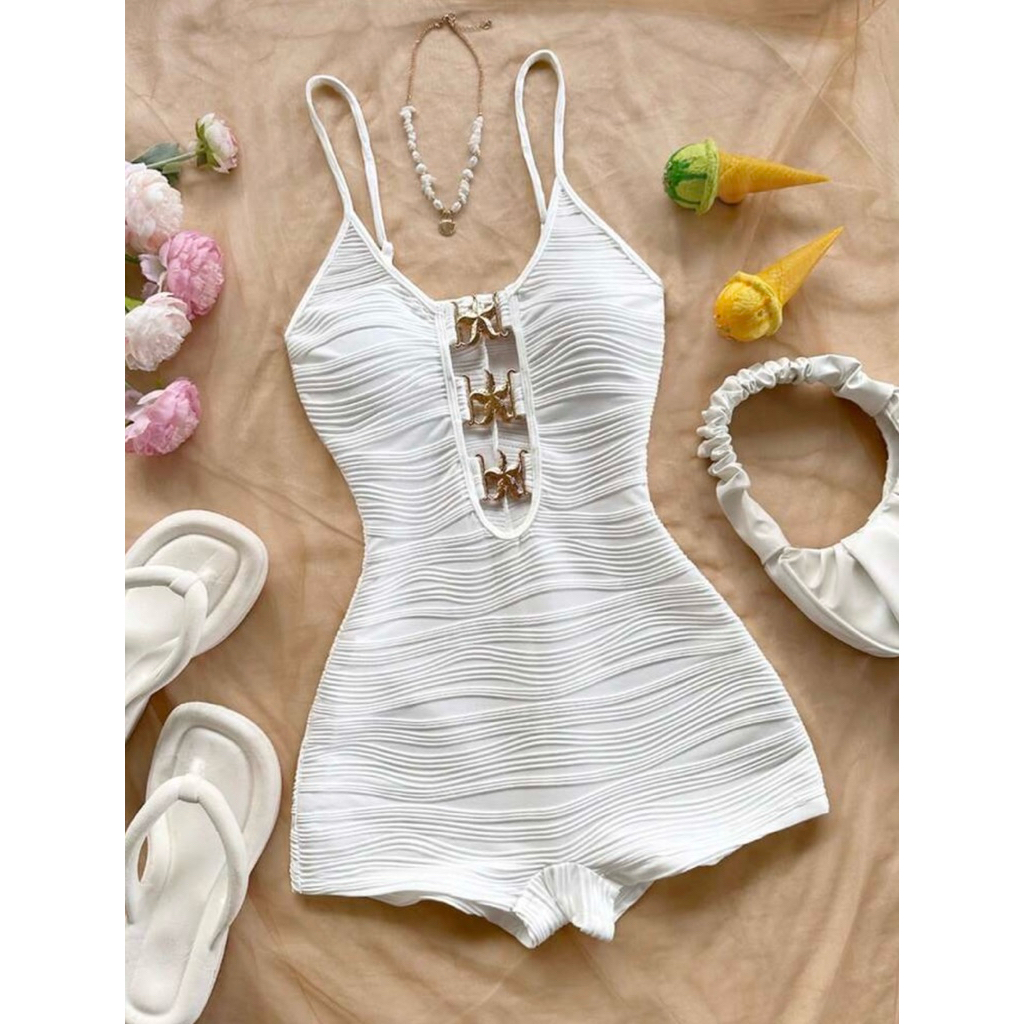 ชุดจั๊มกางเกงขาสั้น แขนกุด สำหรับผู้หญิง มีดีไซน์เปิดช่วงกลางตัว และตกแต่งด้วยดาวทะเลโลหะสีทอง