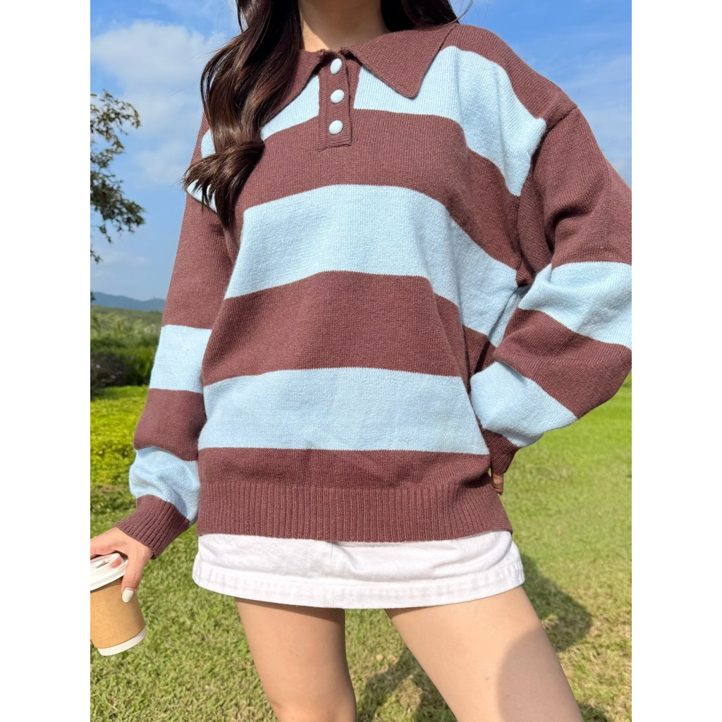 PLOYNAPAS - Sweater เสื้อสเวตเตอร์ผ้าทอลายทางใหญ่ ดีเทลกระดุมปั๊มเนื้อผ้าเดียวกับเสื้อ