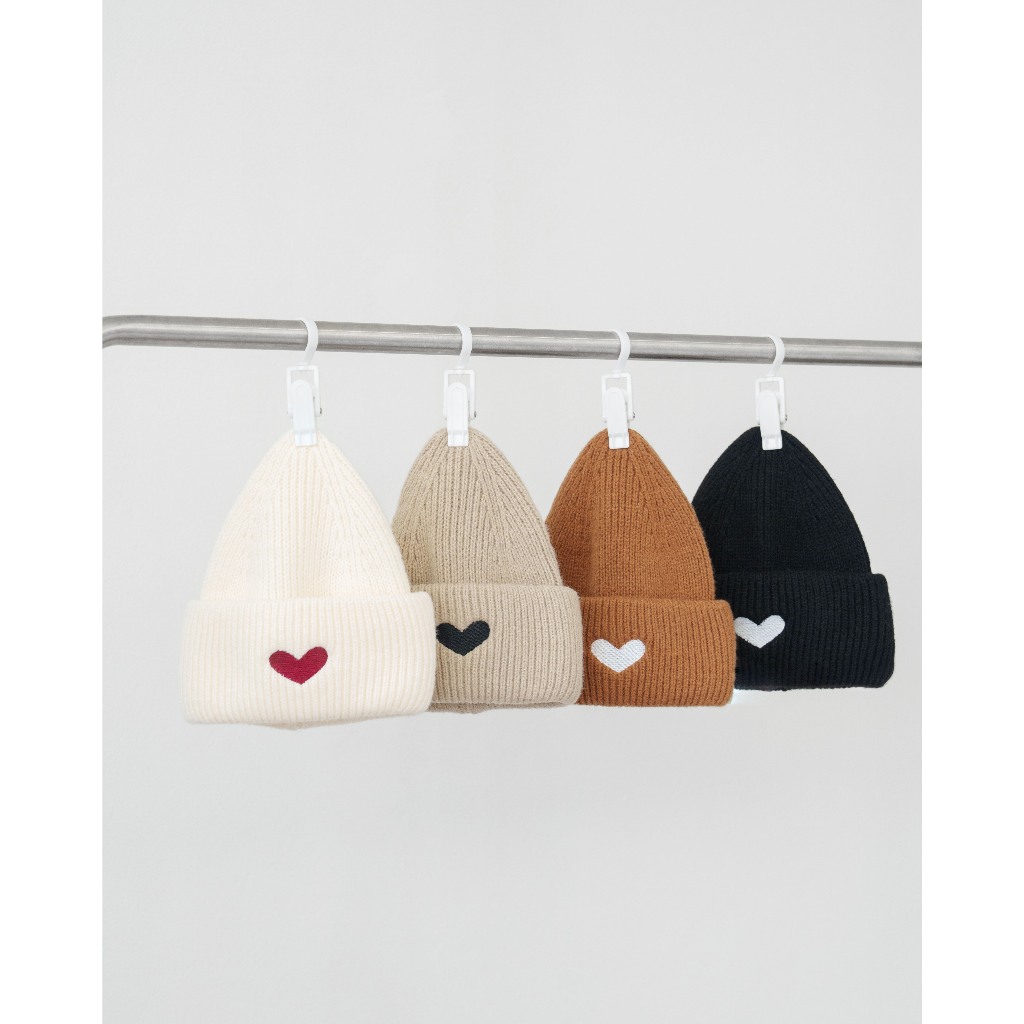 H039 - Heart knitted beanie