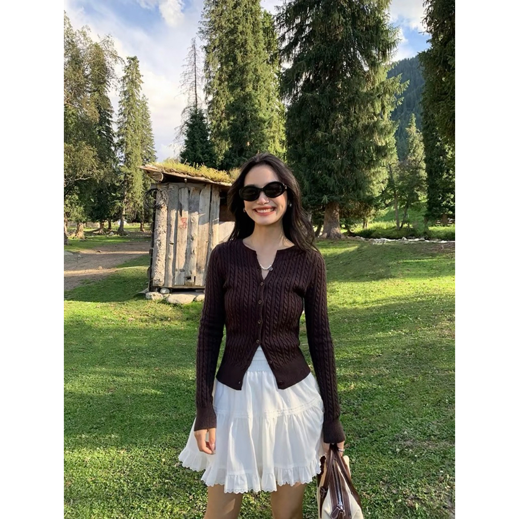 📍 เสื้อสเวตเตอร์คาดิแกนถักผู้หญิง สีน้ำตาลสไตล์ old money