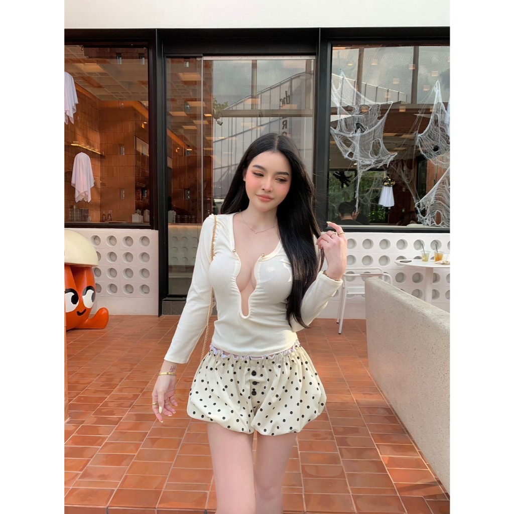 นื้อผ้านิ่มไม่ร้อน  ใส่สบายวันไหนอยากแต่งไม่เยอะแต่ดูดี แนะนำรุ่นนี้เลยค้าบบบ  ꕀ   Size : freesize อก30-38”  เอว 22”-32”