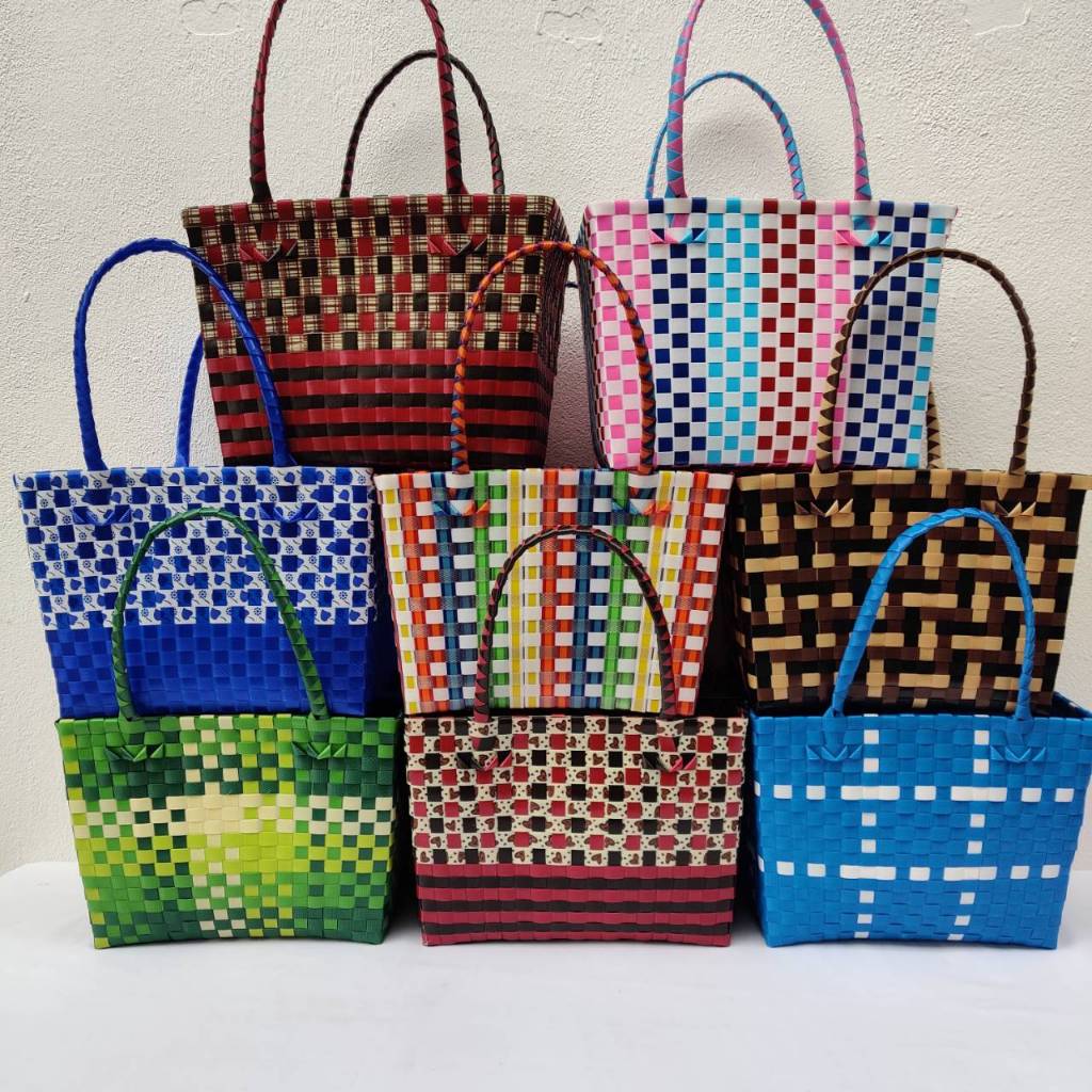 ตระกร้าจ่ายตลาดสานเส้นพลาสติก ขนาด 20 ยาว 30 สูง 23 CM ขอบปากตระกร้า ฐานตะกร้ากว้าง 16 ยาว26 สายสูง 19 CM ขอบปากระเป๋า