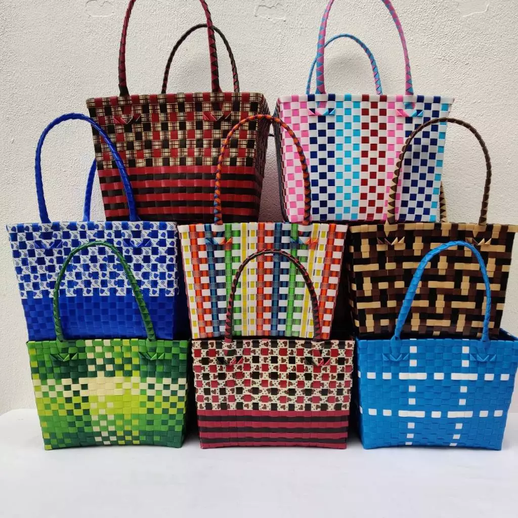 ตระกร้าจ่ายตลาดสานเส้นพลาสติก ขนาด 20 ยาว 30 สูง 23 CM ขอบปากตระกร้า ฐานตะกร้ากว้าง 16 ยาว26 สายสูง 19 CM ขอบปากระเป๋า