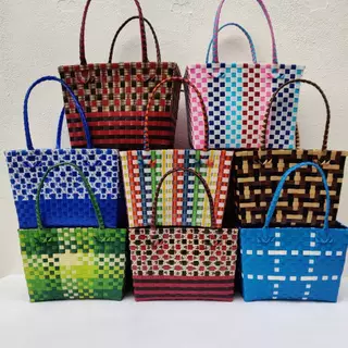 ตระกร้าจ่ายตลาดสานเส้นพลาสติก ขนาด 20 ยาว 30 สูง 23 CM ขอบปากตระกร้า ฐานตะกร้ากว้าง 16 ยาว26 สายสูง 19 CM ขอบปากระเป๋า