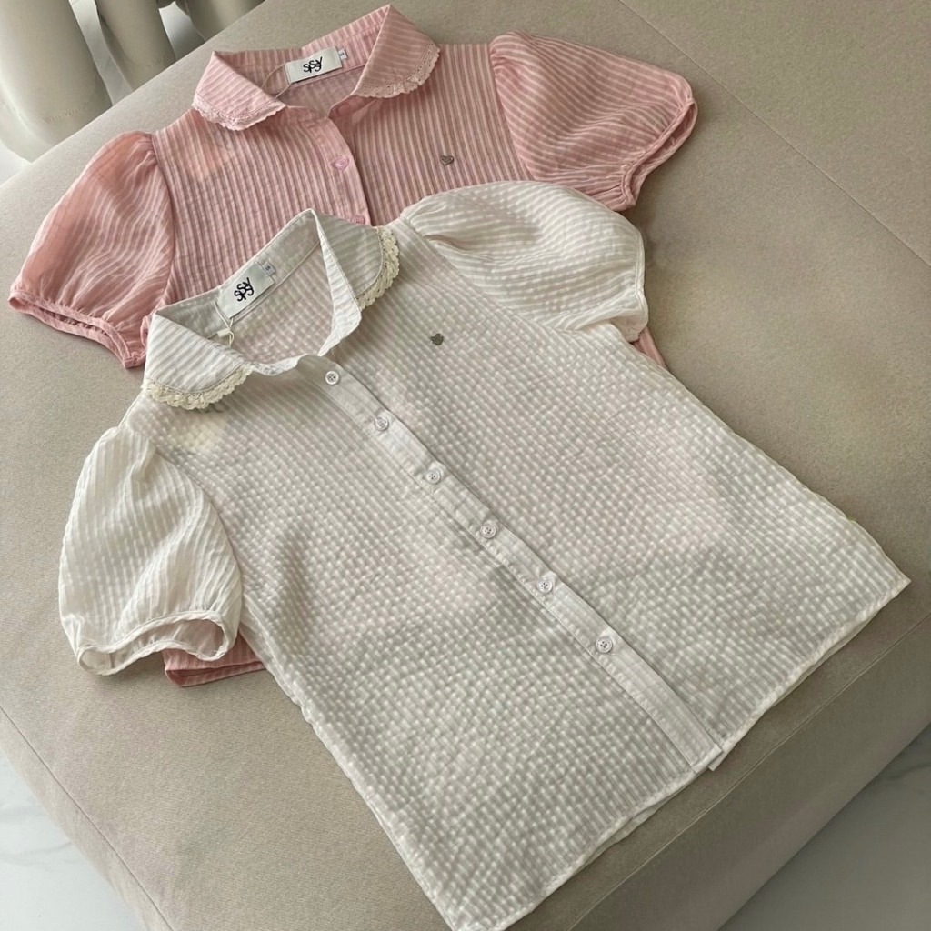 SISSY : เสื้อเชิ้ตแขนตุ๊กตาคอบัวลูกไม้ (S-XXL) ผ้าชีฟองลายริ้ว ดีไซน์น่ารัก  ติดอะไหล่เงินรูปหัวใจจิ๋ว