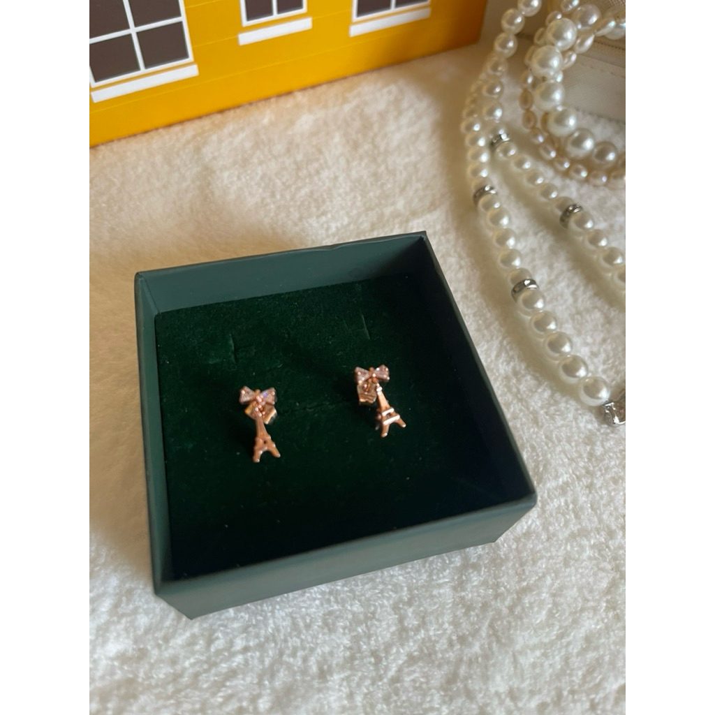 ส่งต่อ Rosegold Eiffel Tower earrings ค่ะ