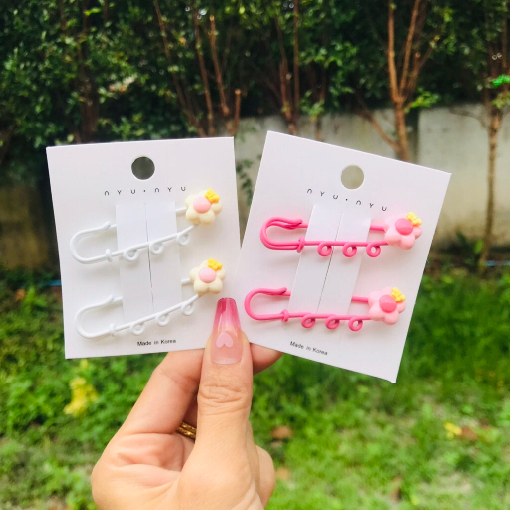 เข็มกลัดพ่นสี 2 ชิ้น สีขาวดอกไม้มินิมอล 3 รู ขนาด 5 เซนติเมตร พร้อมส่ง