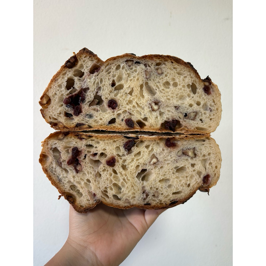 Sourdough Bread ขนมปังยีสต์ธรรมชาติ (เเครนเบอรี่ & วอลนัท)