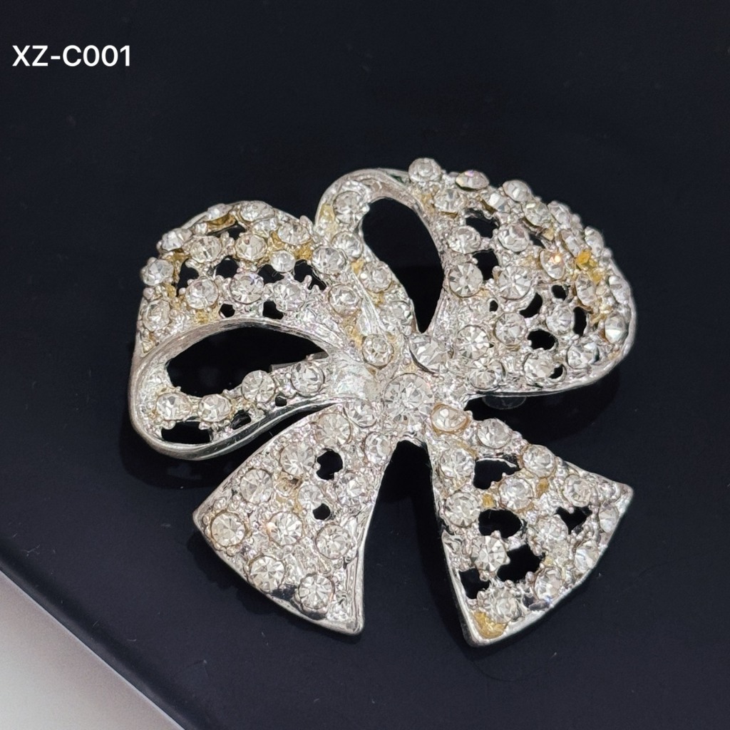 เข็มกลัดเพชรแทนความสง่างาม เครื่องประดับเรียบหรูดูแพง