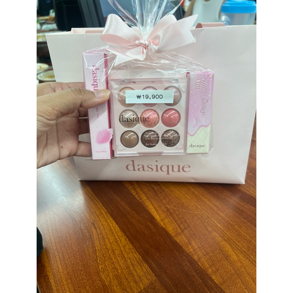 ถุง Dasique พาเลทตา 1 + ลิป 2 ทักข้อความได้เลยค่ะ ขอดูรูปเพิ่มเติมได้เลยค่ะ