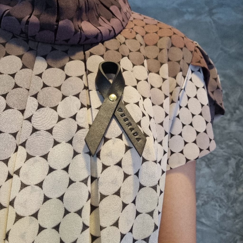 เข็มกลัดไว้อาลัย งานแฮนด์เมดหนังแท้ 100%  ขนาดสูง 8.5cm.และ 5cm.