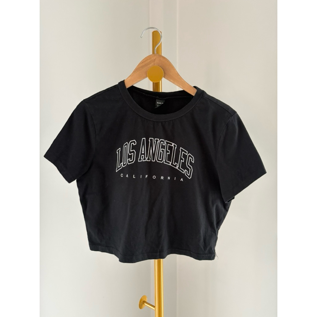 SHN เสื้อครอป สีดำสายฝอ LA