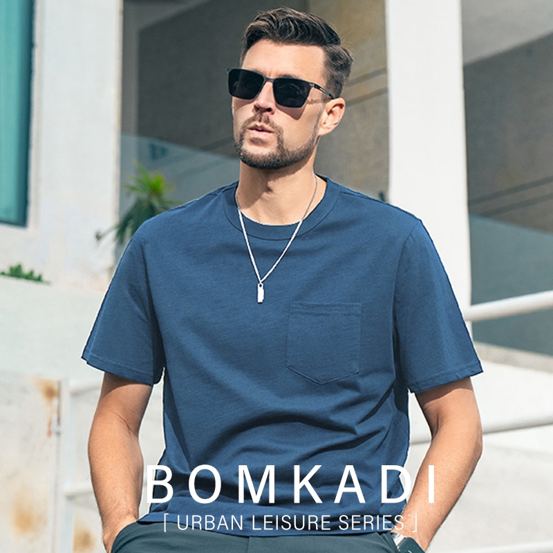 เสื้อยืดสีน้ำเงินเข้ม ดีไซน์มีกระเป๋าหน้า ทรงหลวมๆ แขนสั้นคอกลม ผ้าฝ้ายนุ่ม ระบายอากาศดี ใส่ทำงานหรือชีวิตประจำวันก็ได้!