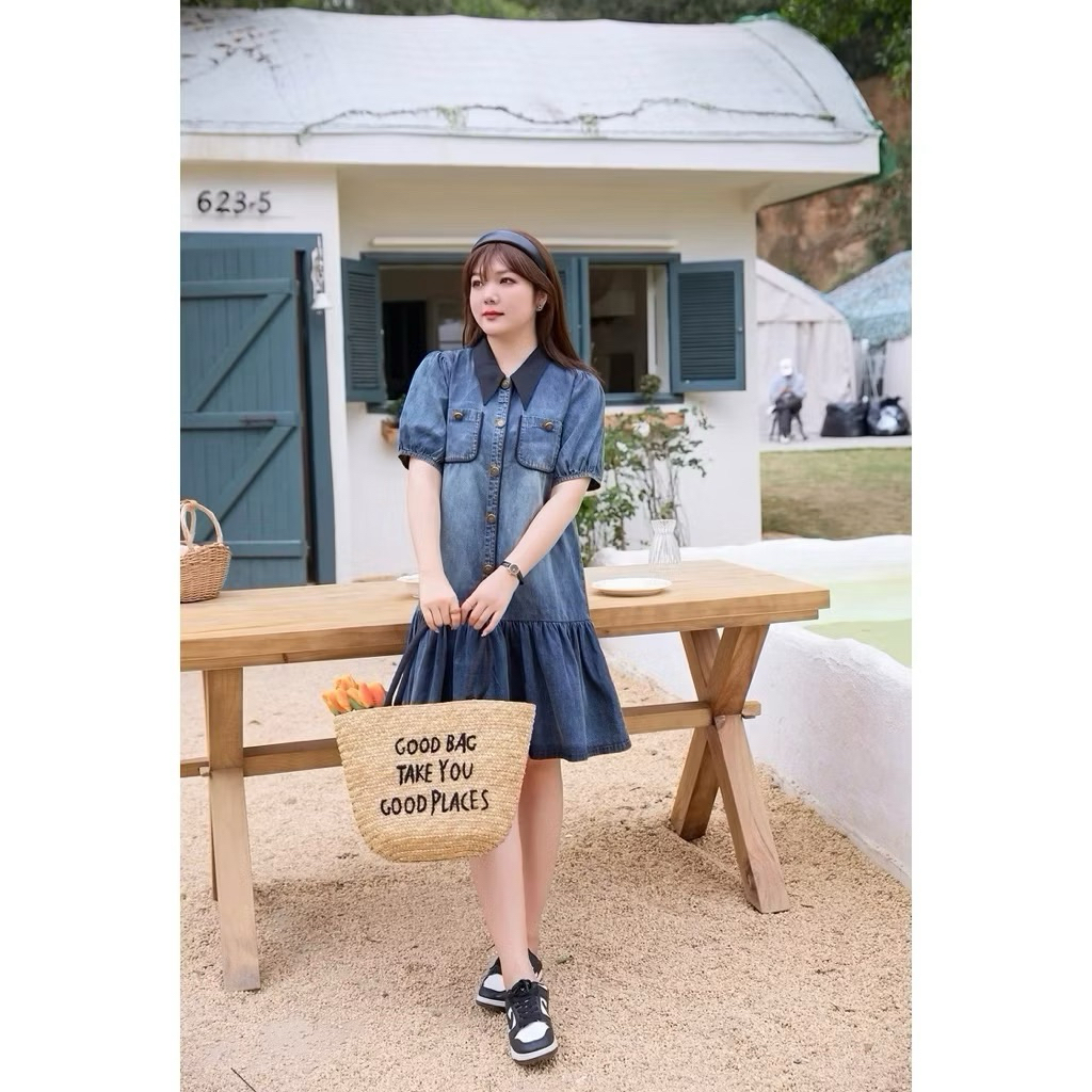 BBL6667 เดรสกระโปรงยีนส์ คอปก กุ้นแขนเสื้อสีดำ กระเป๋าหน้า แต่งกระดุมทอง ชายกระโปรงระบาย S-4XL