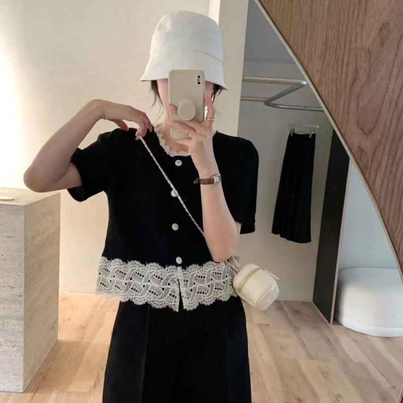YaaKu เสื้อแขนสั้นสีดำ สตรีม คอกลมมีลูกไม้ปักสีขาว ใส่ไปทำงานหรือชีวิตประจำวัน หรูหรา ใส่ได้ทุกโอกาส