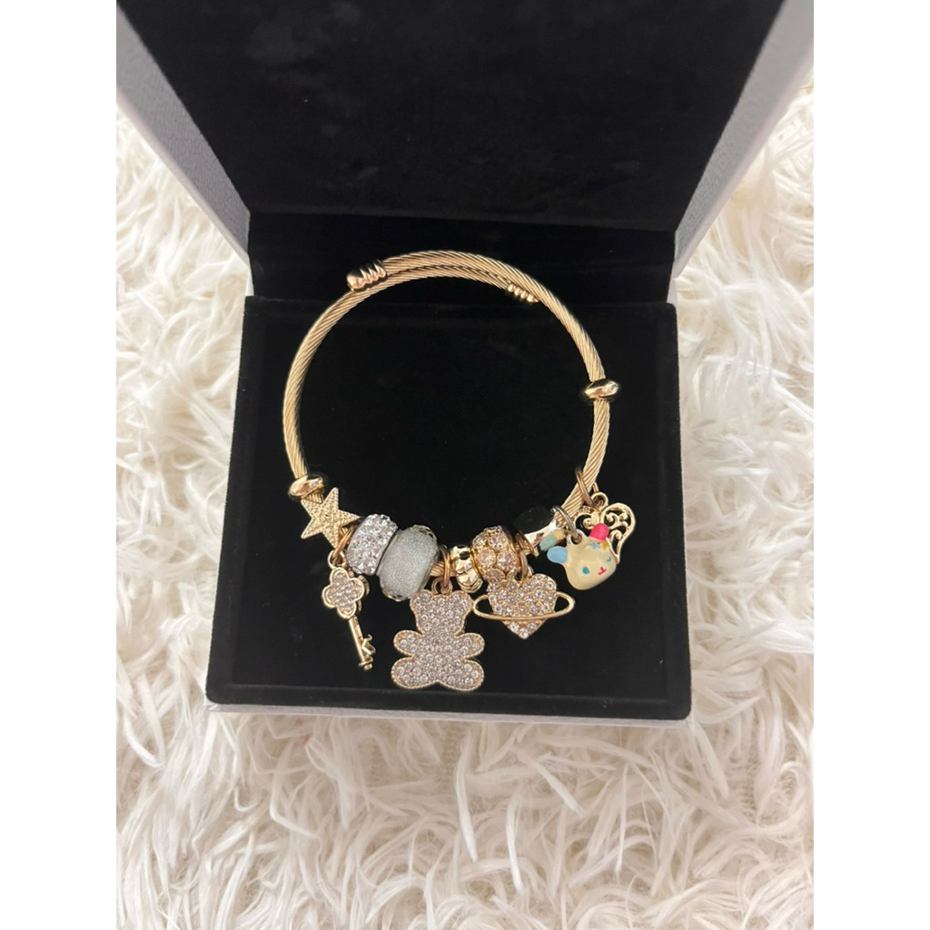 Molly Jewelry  กำไลข้อมือสีโกลด์