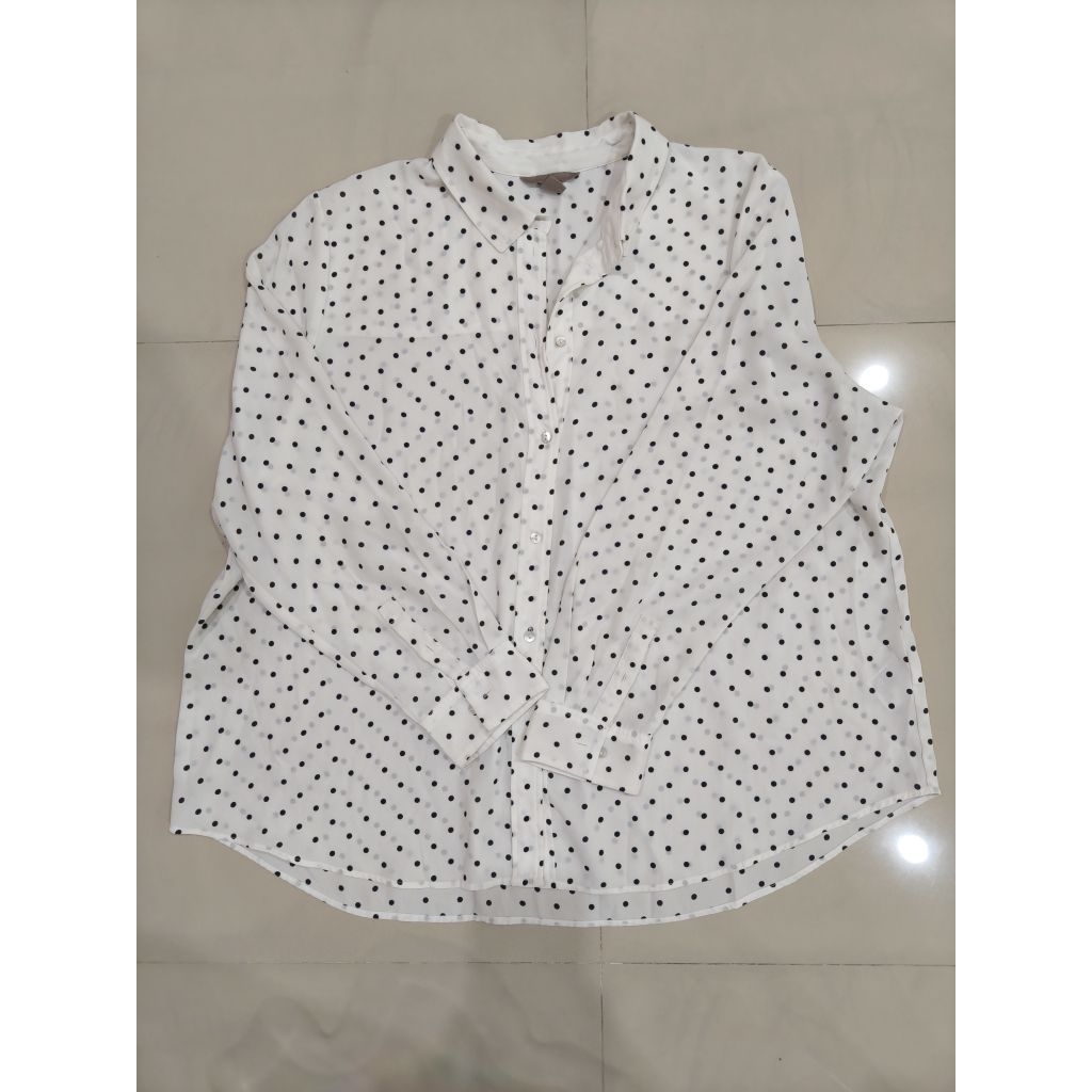 เสื้อเชิ๊ตสีขาวลายจุดสีดำH&Mไซส์ EUR52