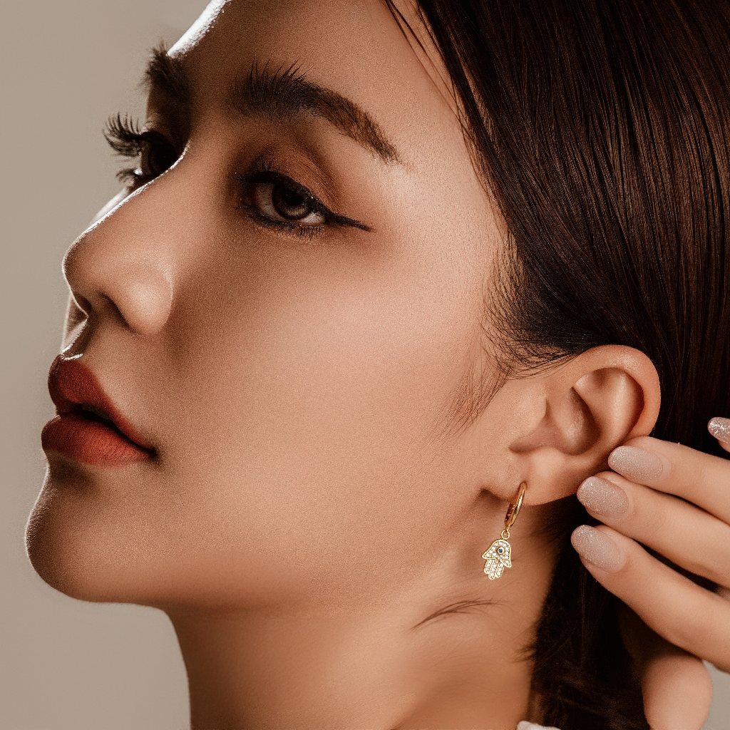 Vachana - Hamsa Hand Huggie Hoop Earrings (ต่างหูห่วงมือแห่งการปกป้อง)