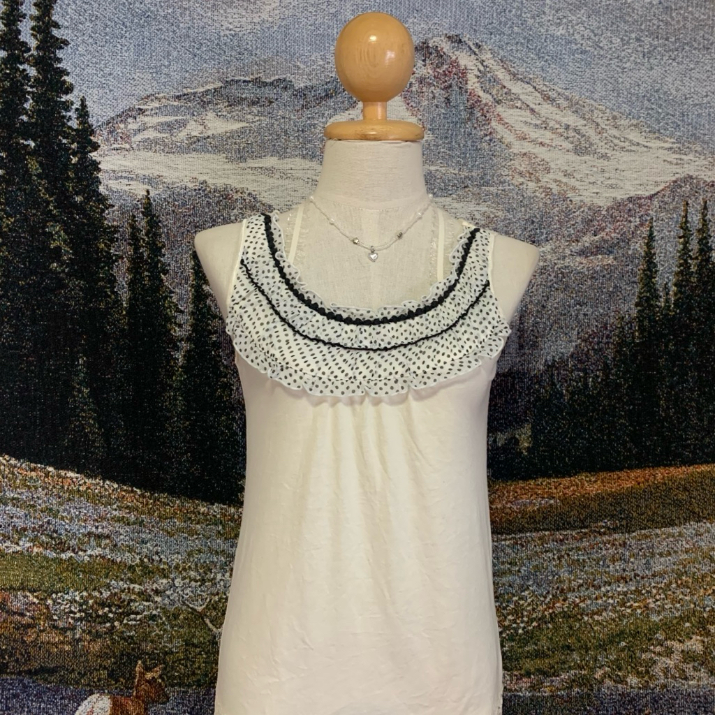 [มือสอง] เสื้อกล้าม สีครีม แต่งลูกไม้ axes femme